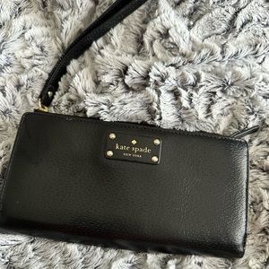 Chic and Timeless: Gently Used Kate Spade Wallet for Sale! ✨👛